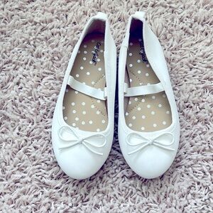 Like new Cat & Jack ballet flats in white